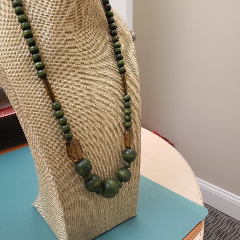 Green wood long bead necklace